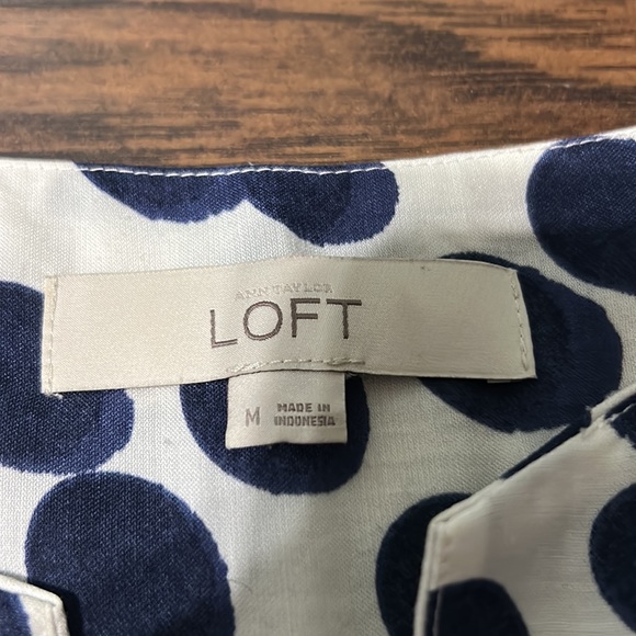 Loft white and navy sleeveless blouse - Picture 2 of 2